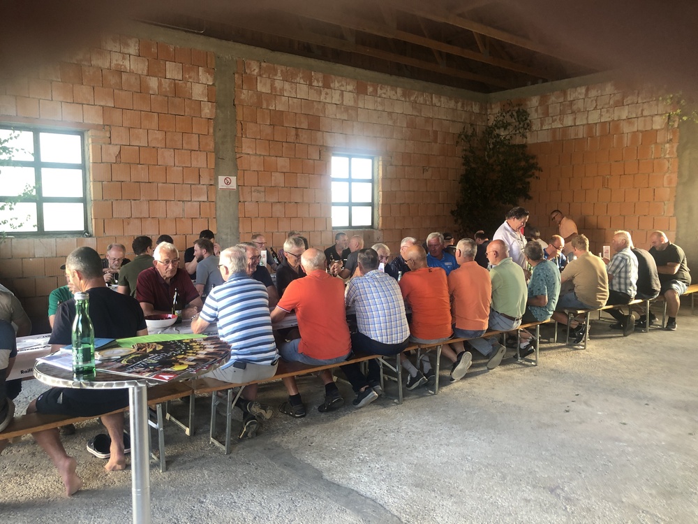 Biertische voller Männer beim Grillabend mit Männergesprächen