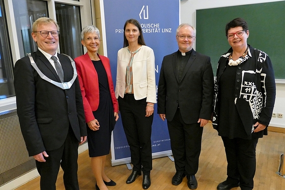 V. l.: Rektor Univ.-Prof. Dr. Christoph Niemand, Dekanin Univ.-Prof.in Dr.in Susanne Gillmayr-Bucher, Univ.-Prof.in Dr.in Helena Stockinger, Generalvikar Univ.-Prof. DDr. Lederhilger OPraem, em. Univ.-Prof.in Dr.in Ilse Kögler.