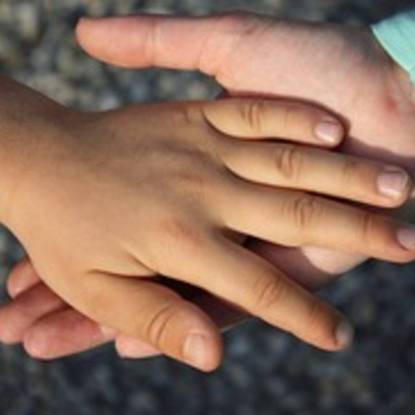 reichende Hände / @ Spiegel OÖ zwei Kinderhände die einander reichen