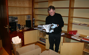 Bischof Manfred Scheuer beim Packen.