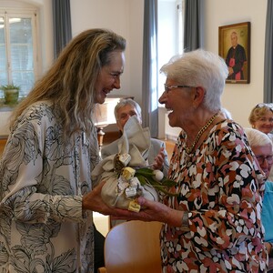 Claudia McNichol bedankt sich bei Christl Bartel für 40 Jahre Stützunktleitung Eberschwang