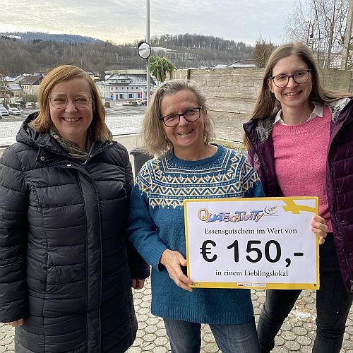 Michaela Wagner, Leiterin KBW Treffpunkt Bildung OÖ; Gewinnerin Andrea Söllner, Referentin Silvia Nagl