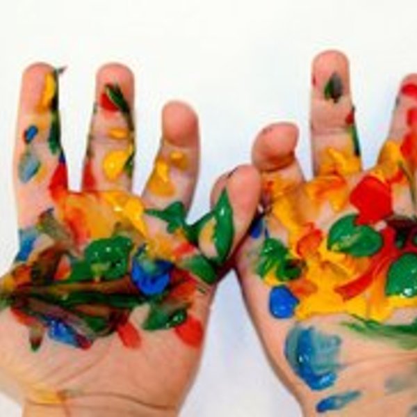 Ideen mit Fingerfarben / @ Spiegel OÖ Kinderhände mit Fingerfarbe bemalt