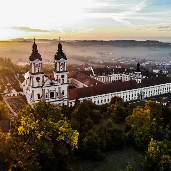 St. Florian Luftaufnahme Herbst / Werner Kerschbaummayr St. Florian Luftaufnahme