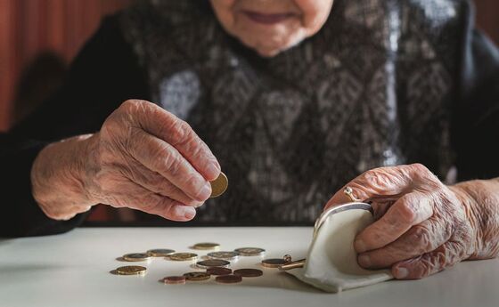 Viele Menschen kommen mit ihrem Einkommen nicht mehr über die Runden.
