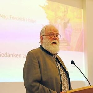 Pater Friedrich Höller, geistlicher Assistent der Bibliotheksfachstelle, mit den Gedanken zum Tag