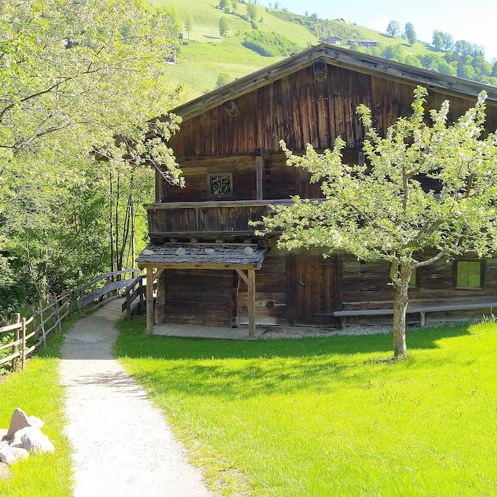 Altes Bauernhaus am Weg