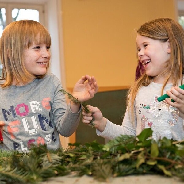 Kinder beim Adventkranzbinden / © Diözese Linz / Richard Haidinger Kirchliche Feste im Jahreskreis gemeinsam Feiern, Vom Advent über Erntedank bis zum Martinsfest.