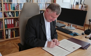 Am Gedenktag des hl. Florian unterzeichnete Bischof Manfred Scheuer die Gesetzestexte.
