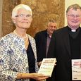 Jägerstätter-Biografin Erna Putz und Bischof Manfred Scheuer mit dessen neuem Buch 'Kraft zum Widerstand' über Glaubenszeugnisse im Nationalsozialismus.