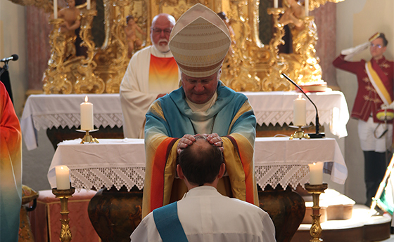 Bischof Manfred Scheuer spendet P. Anselm Demattio durch Handauflegung und Weihegebet die Priesterweihe