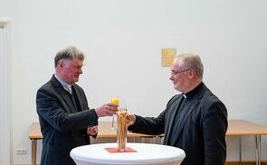 Bischof Manfred Scheuer bedankte sich bei Generalvikar Severin Lederhilger für die vertrauensvolle Zusammenarbeit.