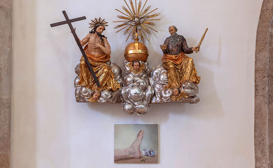 Haruko Maeda, Pfarrkirche Hallstatt, „My foot and my grandma in a ceramic ware“