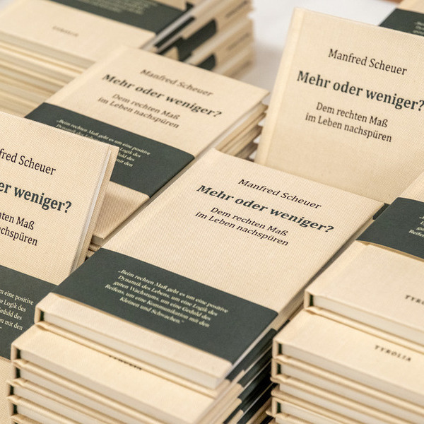 Buch: 'Mehr oder weniger?' / © Diözese Linz / Johannes Kienberger, ? Di?zese Linz / Johannes Kienbe Buchcover: 'Mehr oder weniger?'
